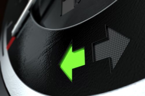 ▲一名網友上網詢問「轉彎打方向燈很難嗎？」意外釣出一堆苦主！（示意圖／取自shutterstock）