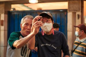 ▲《魷魚遊戲》導演黃東赫(右)透露Netflix沒額外發獎金。(圖/Netflix) ▲《魷魚遊戲》導演黃東赫(右)透露Netflix沒額外發獎金。(圖/Netflix)