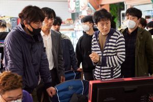 ▲黃東赫(右)拍《魷魚遊戲》過程掉了6顆牙。(圖/Netflix) ▲黃東赫(右)拍《魷魚遊戲》過程掉了6顆牙。(圖/Netflix)