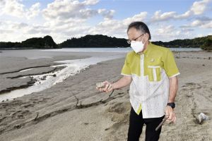 大量火山浮石衝擊沖繩海岸　民眾撿拾上網拍賣
