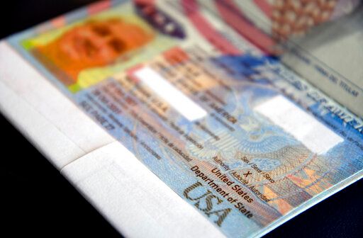 ▲美國第一本性別選項標示為「X」的護照。（圖／美聯社／達志影像）