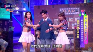 ▲Yuri（右）和秀秀子（左）身穿白色短裙登場。（圖／綜藝大熱門YouTube）