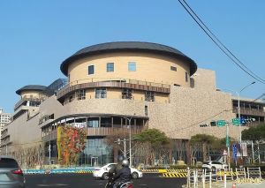 ▲遠東百貨竹北店預計今年底開幕,除了交通便捷的優勢外,更提升當地生活機能,今年前7個月交易量達244件。(圖/永慶房屋網提供) ▲遠東百貨竹北店預計今年底開幕,除了交通便捷的優勢外,更提升當地生活機能,今年前7個月交易量達244件。(圖/永慶房屋網提供)