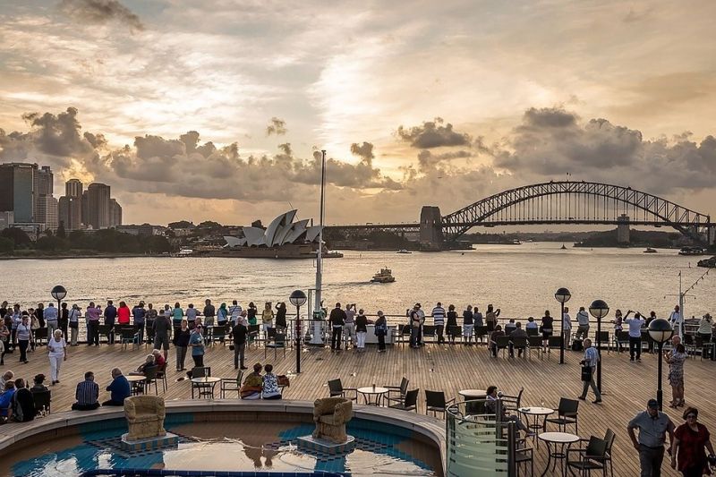 ▲澳洲航空公司（Qantas）今天表示，將在2025年底推出全球最長直飛商業航班，從雪梨飛到倫敦和紐約。圖為雪梨歌劇院周邊景色。（圖取自Pixabay圖庫）