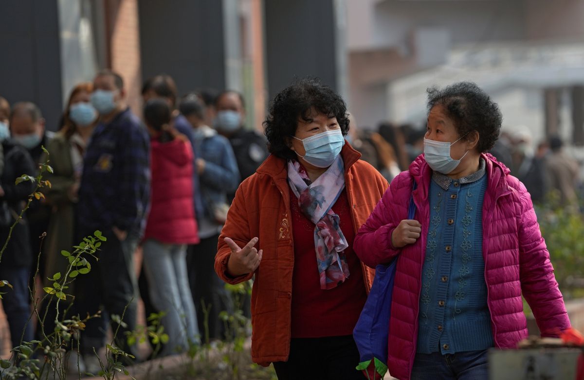 ▲中國新一輪疫情持續蔓延。圖為近日北京街頭戴口罩的民眾。（圖／美聯社／達志影像）
