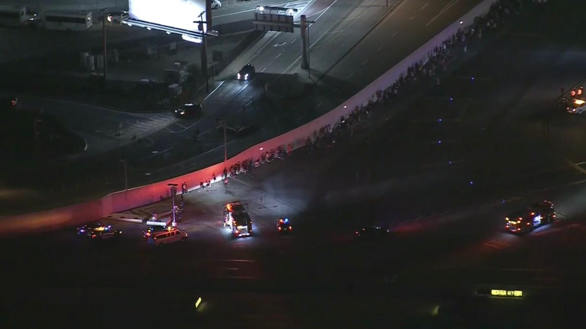 ▲洛杉磯國際機場（LAX Airport）第一航廈當地晚間約7點30分出現槍手，數百名乘客緊急到停機坪避難。（圖／翻攝自推特@MalikEarnest）