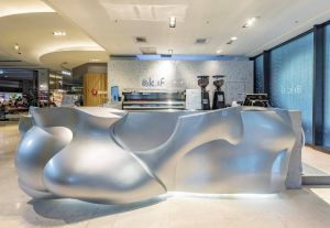 ▲Ak.if店內最醒目的就是銀色立體有機造型咖啡吧台，展現未來感。（圖／翻攝自Ak.if臉書）