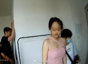 ▲30多歲線上女星拍A片被逮。（圖／中國警方在線微博）