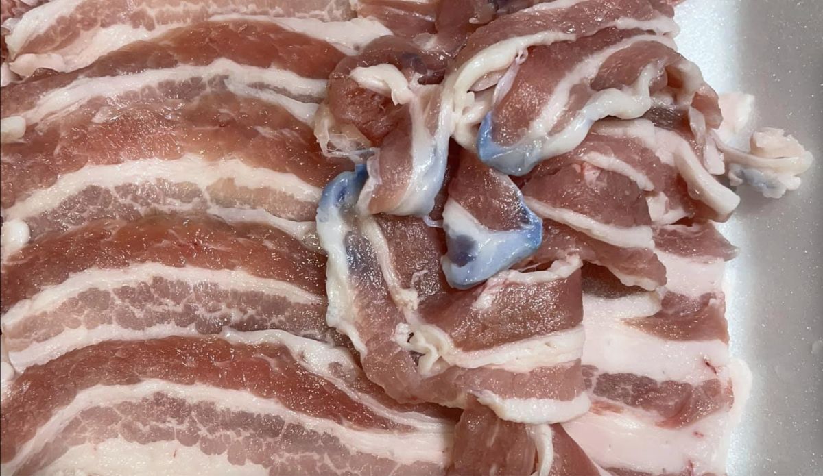 ▲原PO發現豬肉上有藍色的色塊。（圖／翻攝自臉書社團「我愛全聯-好物老實説」）