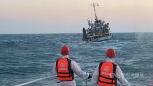 獅子山籍貨輪大艙進水船身傾斜　海巡署救出7名船員
