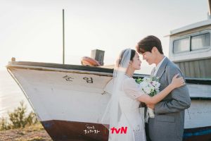 ▲《海岸村恰恰恰》中,申敏兒(左)跟金宣虎結局完美。(圖/tvN) ▲《海岸村恰恰恰》中,申敏兒(左)跟金宣虎結局完美。(圖/tvN)