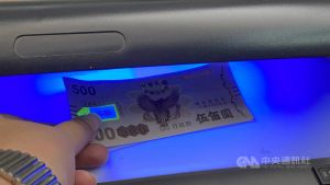 雲林縣警察局29日提醒,振興五倍券最好辨識方式是用手觸摸,真版字體和防偽線都有浮凸感,為求慎重最好再側光照射,數字會呈金綠色,側看會有隱藏的1000元、500元或200元字樣。中央社記者姜宜菁攝 110年10月29日 ▲雲林縣警察局29日提醒,振興五倍券最好辨識方式是用手觸摸,真版字體和防偽線都有浮凸感,為求慎重最好再側光照射,數字會呈金綠色,側看會有隱藏的1000元、500元或200元字樣。中央社記者姜宜菁攝 110年10月29日
