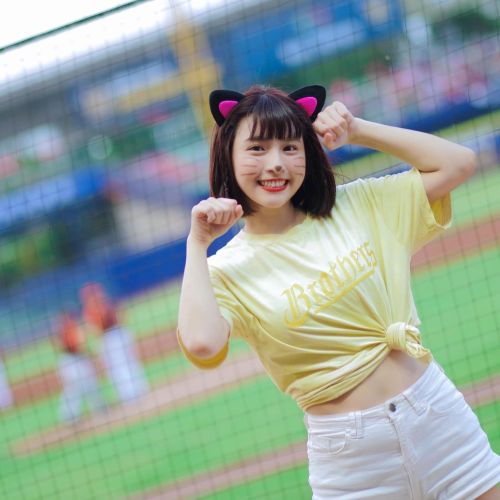 ▲峮峮活潑可愛，還曾到日本擔任一日啦啦隊員。（圖／峮峮-吳函峮臉書）