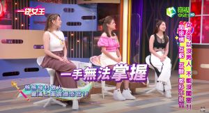 ▲賴薇如(右)認證熊熊的上圍「一手無法掌握」。(圖/一袋女王YouTube) ▲賴薇如(右)認證熊熊的上圍「一手無法掌握」。(圖/一袋女王YouTube)