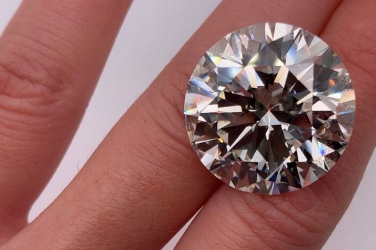 ▲英國1名婦人差點將價值200萬英鎊的鑽石當一般鋯石丟棄。（圖／翻攝自每日星報）