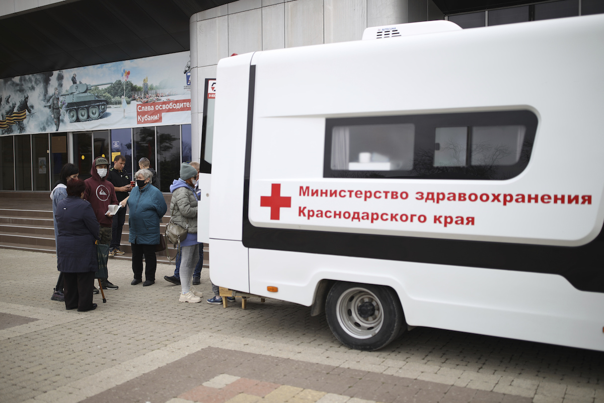 ▲俄羅斯各地開始實施新的防疫措施。圖為俄羅斯民眾排隊等待接種疫苗。（圖／美聯社／達志影像）