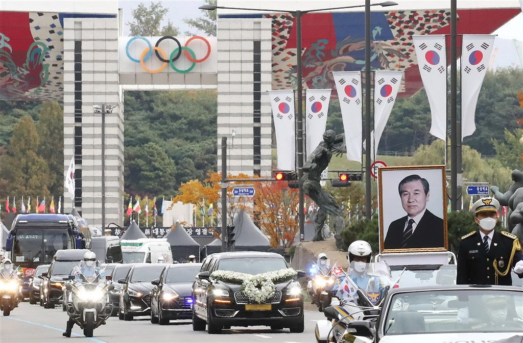 ▲韓國前總統盧泰愚告別式30日在首爾舉行。韓國政府決定為他舉行國葬，引發反對聲浪。（圖／翻攝自韓聯社）