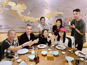 陳美鳳 ▲陳美鳳(戴粉紅帽者)愛和朋友小酌,被陶晶瑩曝光根本是豪飲。(圖/翻攝陳美鳳FB)