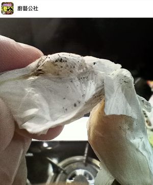 原PO見家中蒜頭出現黑色孢子,急得向網友求救。(圖/翻攝自臉書社團「廚藝公社」) ▲原PO見家中蒜頭出現黑色孢子,急得向網友求救。(圖/翻攝自臉書社團「廚藝公社」)