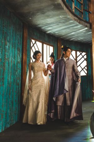 ▲李千那（左）在《孟婆客棧》嫁施易男，一襲金色薄紗婚服美炸。（圖／公視台語台提供） 