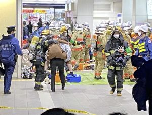 影／日男持刀闖東京電車縱火逾17傷　民眾驚慌跳窗逃生
