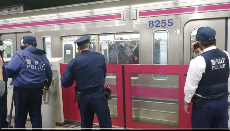 日本也曾傳電車砍人！「小丑男」持刀攻擊縱火　稱「想殺人求死」
