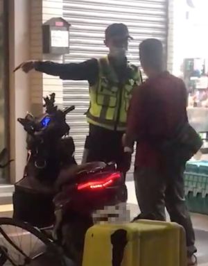 ▲男子在路邊與警察大聲爭執,情緒十分激動。(圖/翻攝自記者爆料網) ▲男子在路邊與警察大聲爭執,情緒十分激動。(圖/翻攝自記者爆料網)