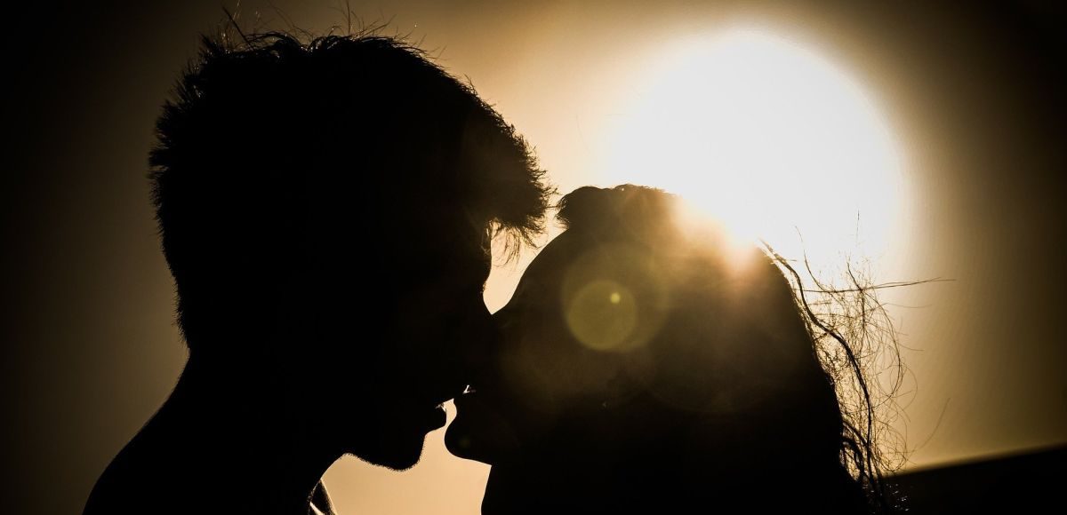 ▲中國湖北有一名人妻發文，控訴老公和賓士女業務到「摩鐵試車」，並曝光大尺度對話。（示意圖，圖中人物與當事者無關／取自pixabay）