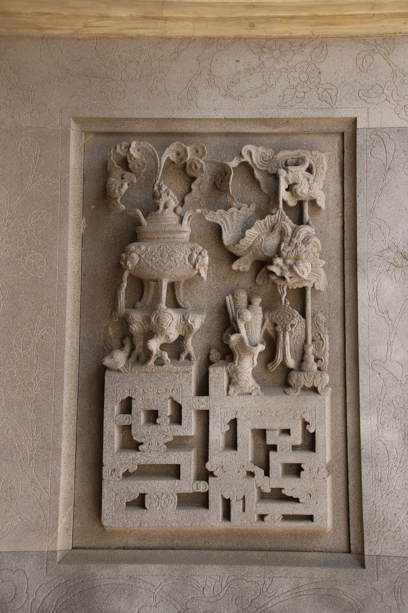 鹿港龍山寺之石雕，包括蝙蝠、香爐、壽桃、鰲魚和磬的圖樣。（圖／flickr－姜明雄）