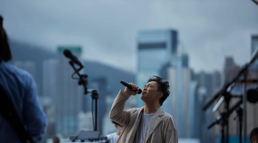 ▲以王菲的《臉》跟張惠妹的《開門見山》獲得金曲獎最佳作詞人的林夕，將那些在愛裡曾經痛過、快樂過、藏在心中的回憶化作文字（圖／翻攝自陳奕迅FB@Eason Chan）