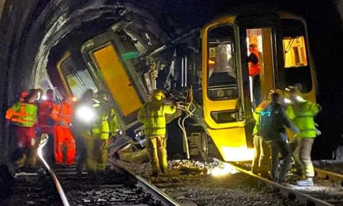 ▲英格蘭南部發生兩列火車追撞事故，造成多人受傷。警方已宣布此一事故屬重大事件。（圖／翻攝自英國衛報）