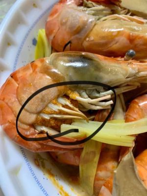 ▲網友吃蝦時發現蝦子腳上有橘色顆粒。（圖／翻攝爆廢公社公開版）