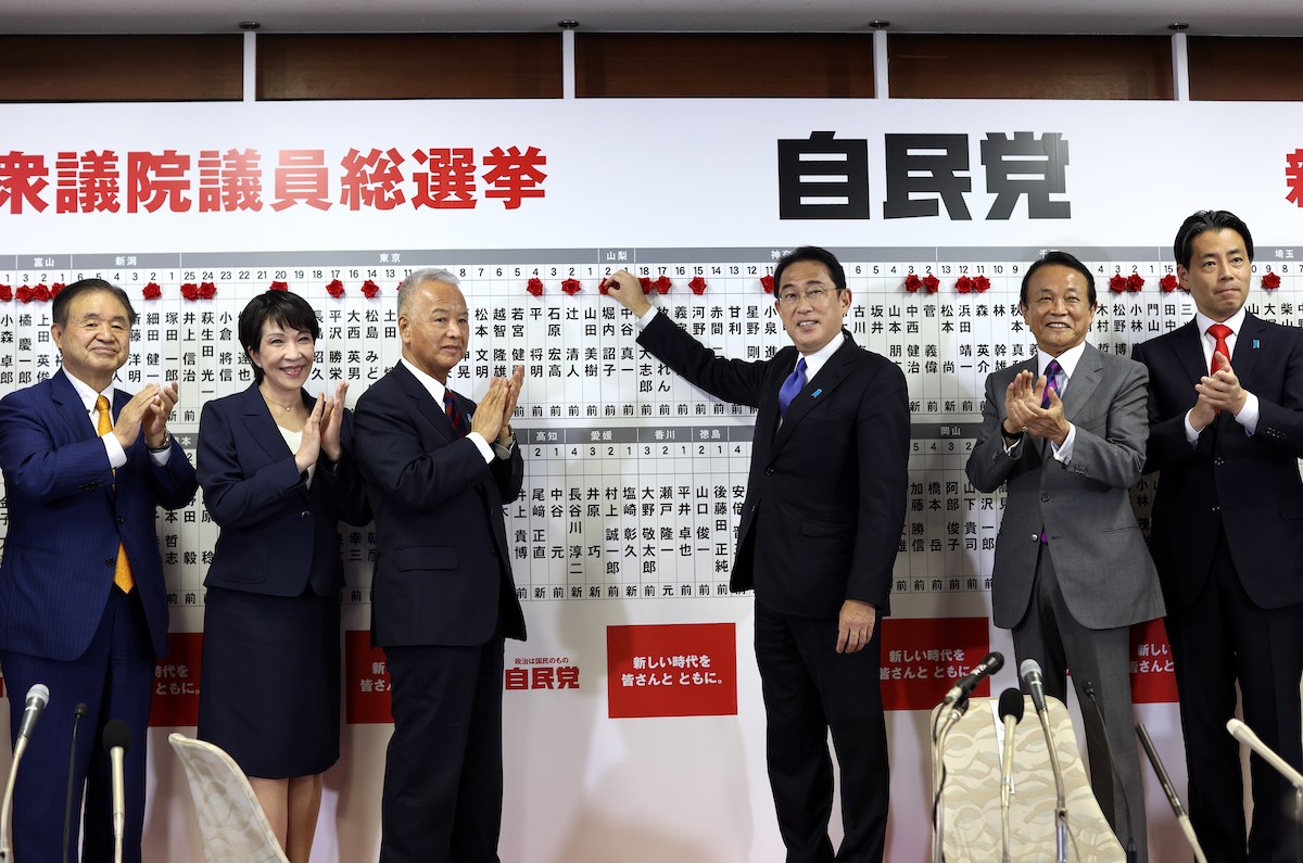 ▲日本眾議院在10月31日舉行改選，執政的自民黨在465席中奪下261席。（圖／美聯社／達志影像）