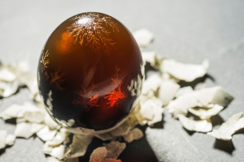 ▲皮蛋開出來的雪花就是氨基酸鹽的「結晶體」，因此民眾可以安心食用。（圖／shutterstock）