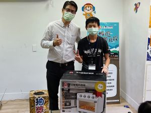 ▲新住民子女獲得「集章暢遊樂北投」大獎。圖左為移民署移民資訊組林逸塵科長；圖右為參與活動之新住民子女。（圖／移民署提供）