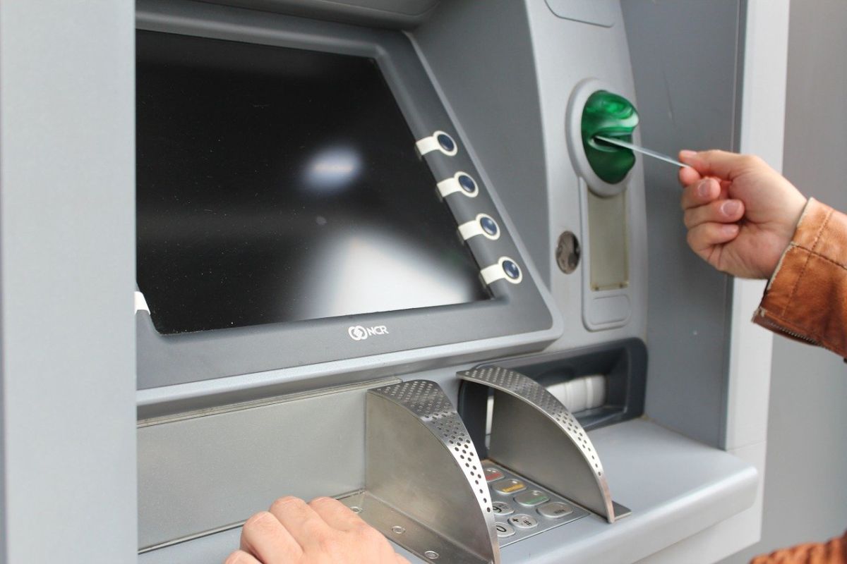 ▲有女網友發現一名大媽站在ATM前不斷重複「領錢又存回」，就有內行人立馬揪出暗黑用途。（示意圖／翻攝pixabay）
