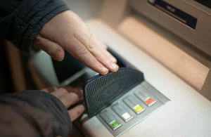 超商ATM領錢送「有錢人皮包」！真相曝　內行秒懂：貼心
