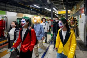▲京王線無差別砍人事發同一晚，澀谷地鐵站的萬聖節人潮。 （圖／美聯社）