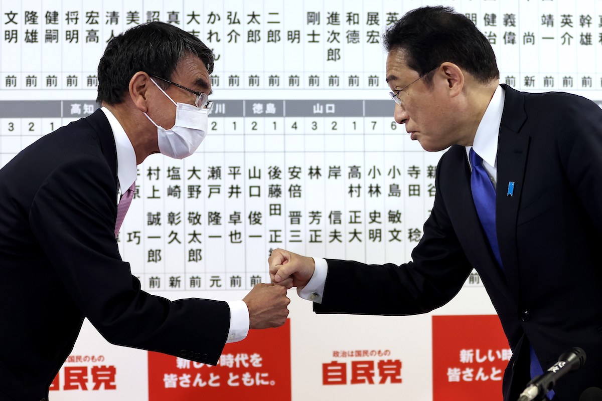 ▲日本在10月31日舉行眾議院大選，自民黨河野太郎（左）成功連任，拿下超過21萬張票，打破2009年鳩山由紀夫的紀錄保持，創全國最高票紀錄。（圖／美聯社／達志影像）