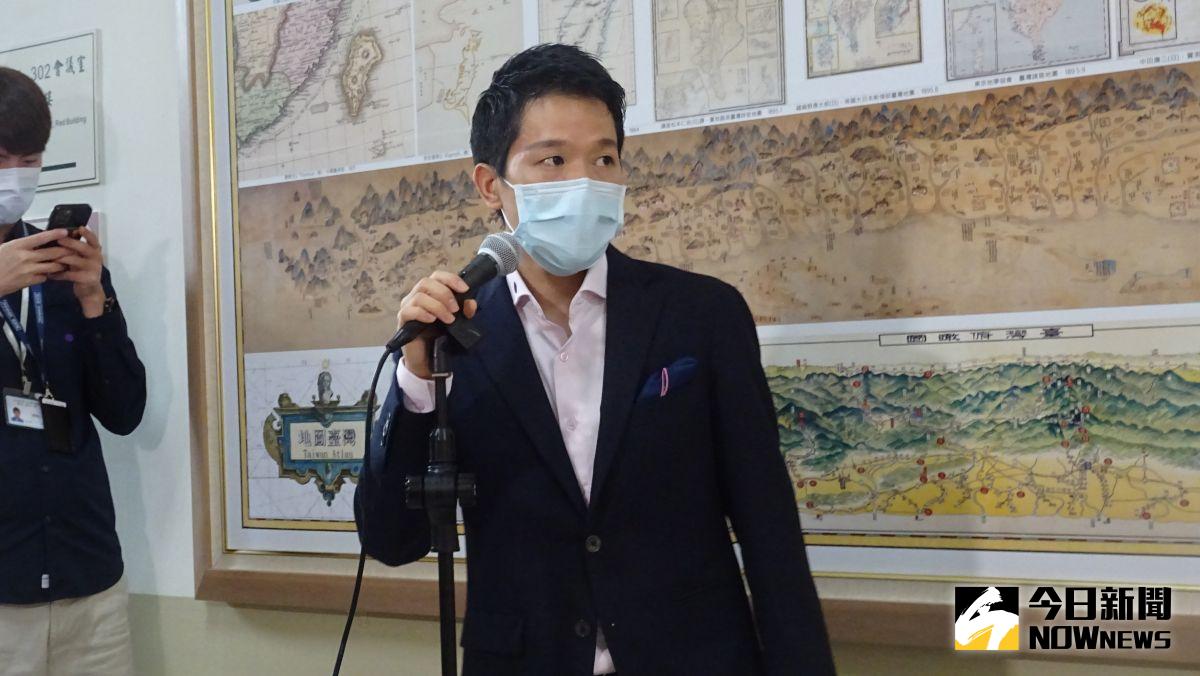 ▲初選全民調對上王世堅，民進黨立委何志偉向支持者喊話團結。（資料照／記者呂炯昌攝）