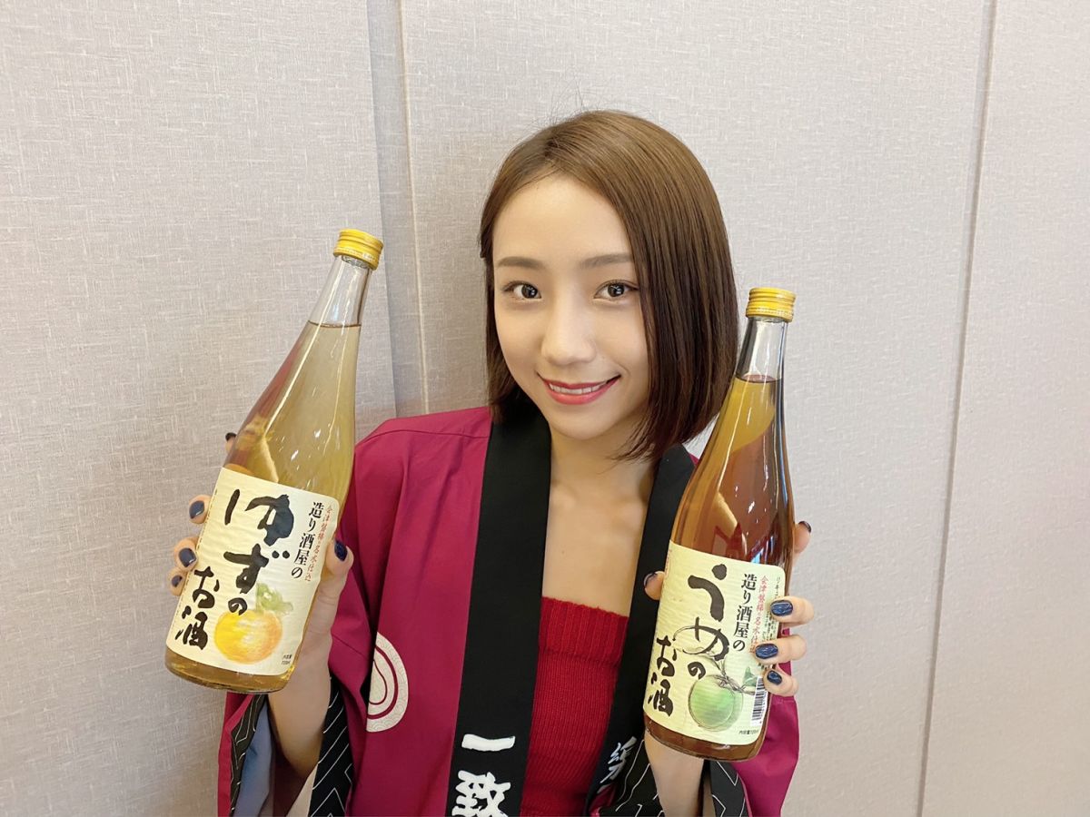 ▲樂天女孩卉妮推廣日本酒。（樂天提供）