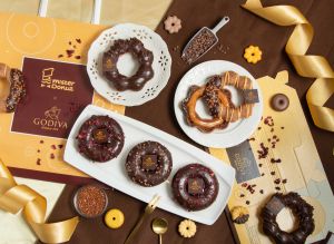 ▲Mister Donut超驚喜聯名GODIVA打造奢華巧克力甜甜圈。（圖／Mister Donut提供）