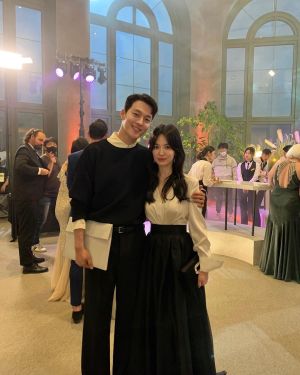 ▲宋慧喬(右)跟張基龍劇中飾演一對情侶。(圖/現正分手中IG) ▲宋慧喬(右)跟張基龍劇中飾演一對情侶。(圖/現正分手中IG)