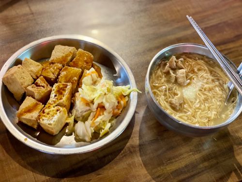 ▲大腸麵線（圖右）勾芡湯頭與滷味配料暗藏高鈉風險。醫師提醒：建議份量減半、不喝稠湯以減輕負擔。圖為資料照。（圖／記者蕭涵云攝）