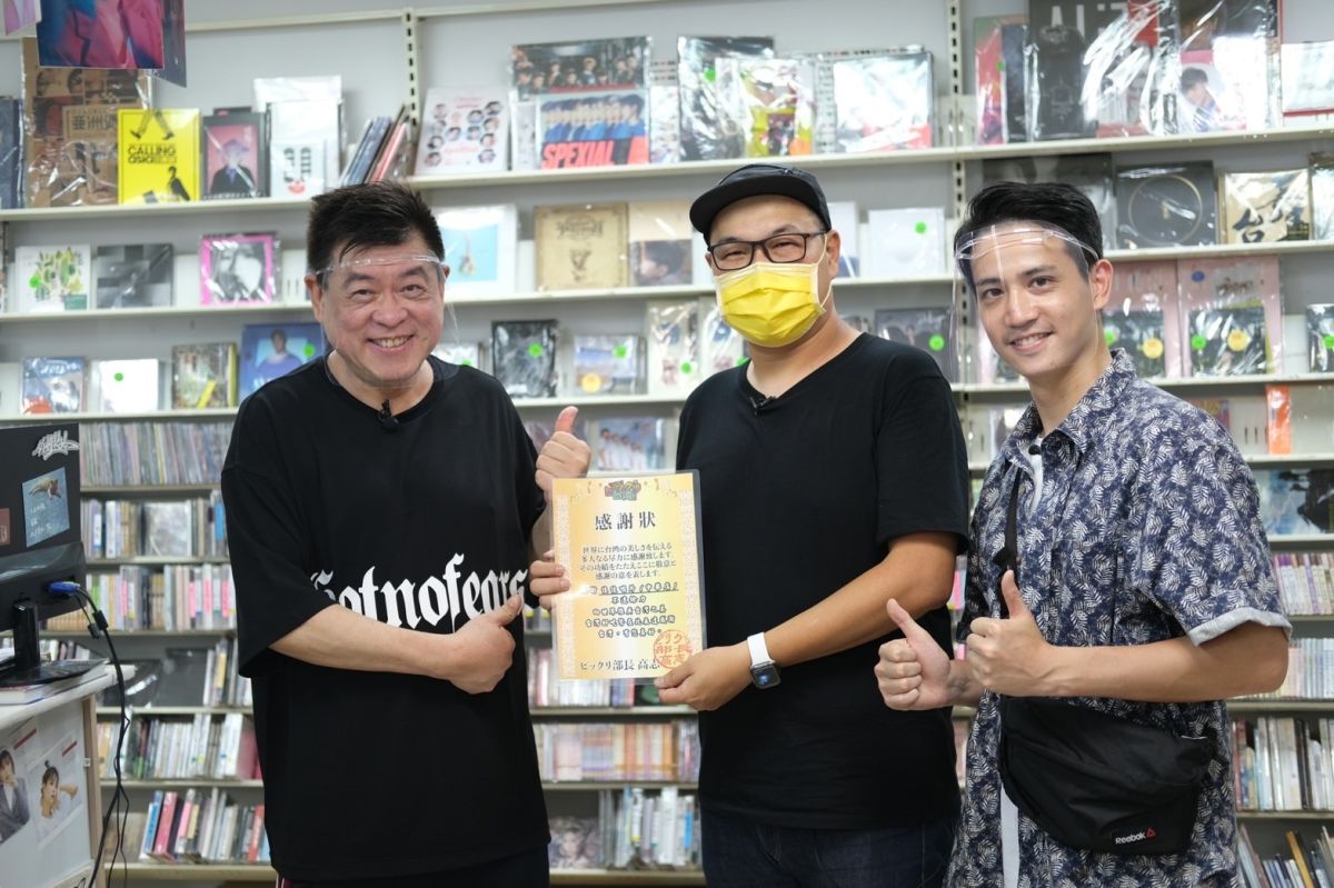 ▲孫德榮(左)帶高志走訪西門町唱片行老店,與唱片行老闆合照。(圖 / 國興衛視)