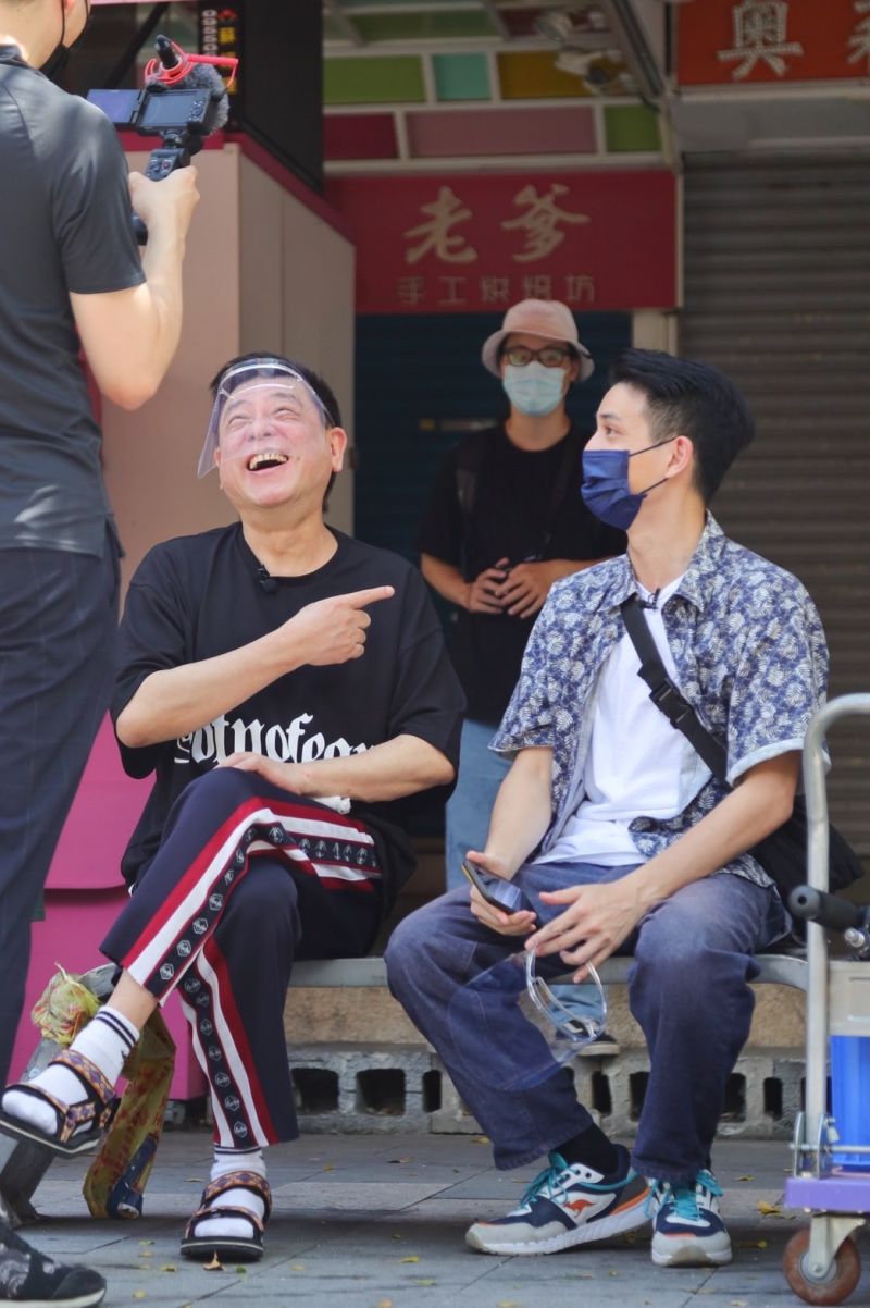 ▲偶像教父孫德榮(左)外景處女秀獻給《台灣好吃驚》, 感想只有「歐買尬」。(圖 / 國興衛視)