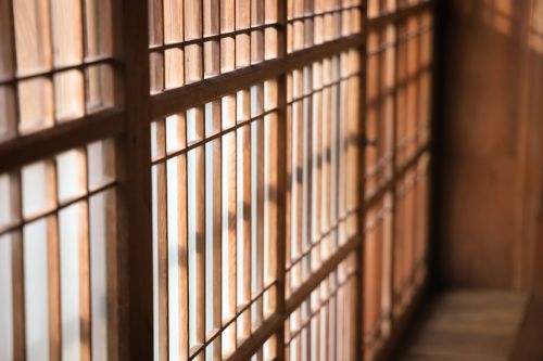 日男網咖偷吃小三竟遭砍傷！囚禁包廂12小時　傳訊給妻子討救兵