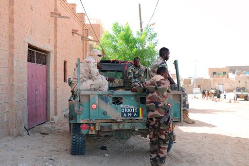 ▲西非國家馬利（Mali）境內武裝衝突頻傳，軍方表示7月起遭擄走的3位中國公民成功脫困，圖為巡邏中的馬利士兵。（圖／美聯社）