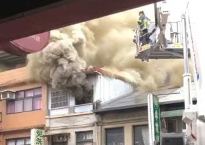 北市大安區通化街餐廳起火！濃煙瀰漫警消到場搶救
