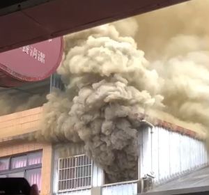 ▲台北市大安區通化街一間餐廳起火，現場濃煙密布。（圖／翻攝畫面）